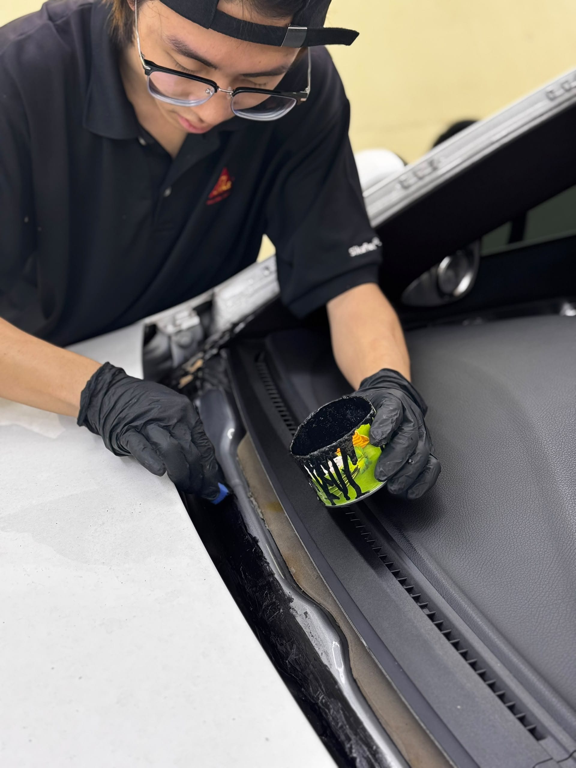Juruteknik menyediakan bingkai cermin kereta sebelum pemasangan windscreen di SIFU CERMIN Cheras.