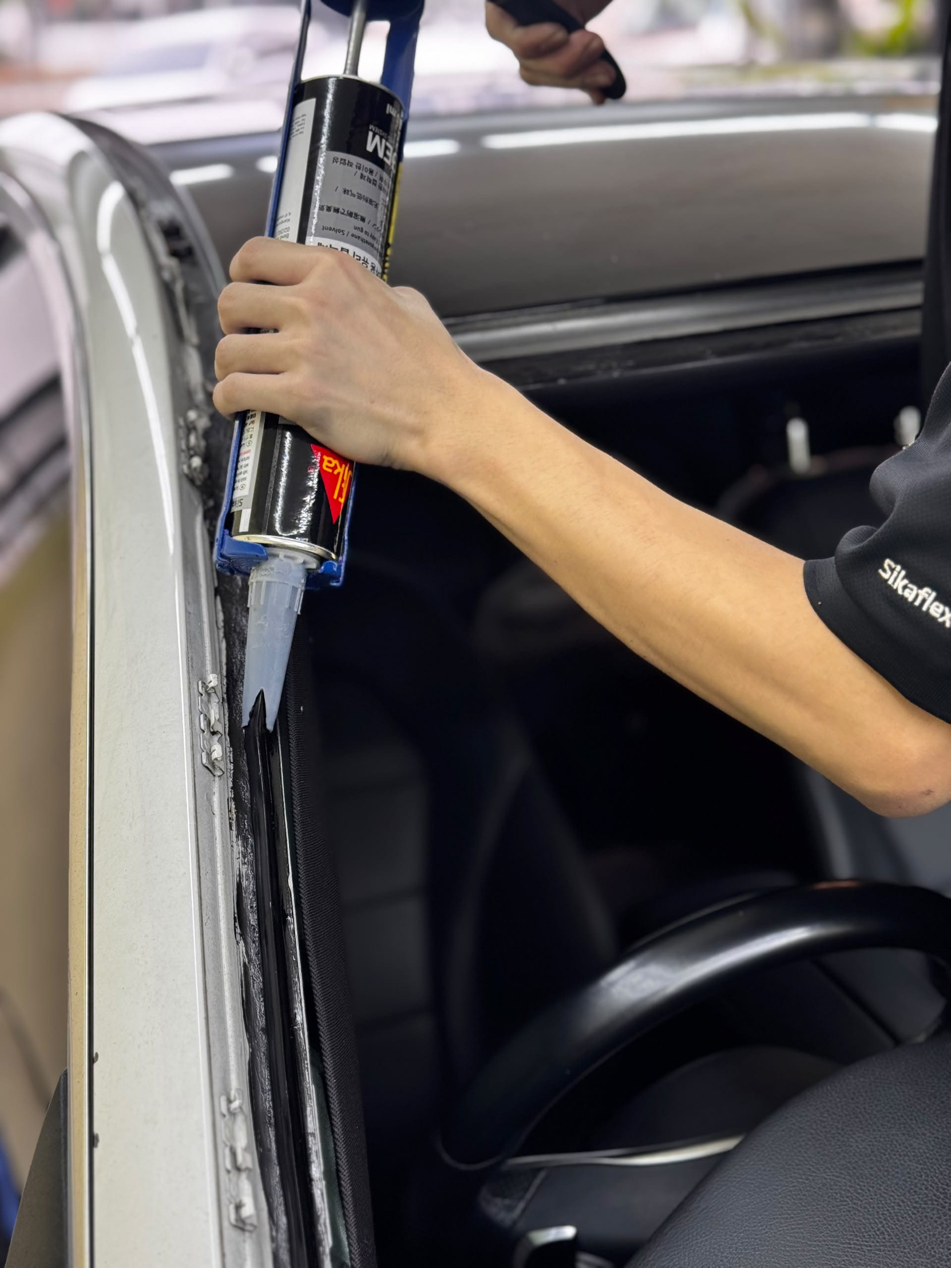 Kerja aplikasi pelekat pada bingkai cermin kereta di SIFU CERMIN Cheras