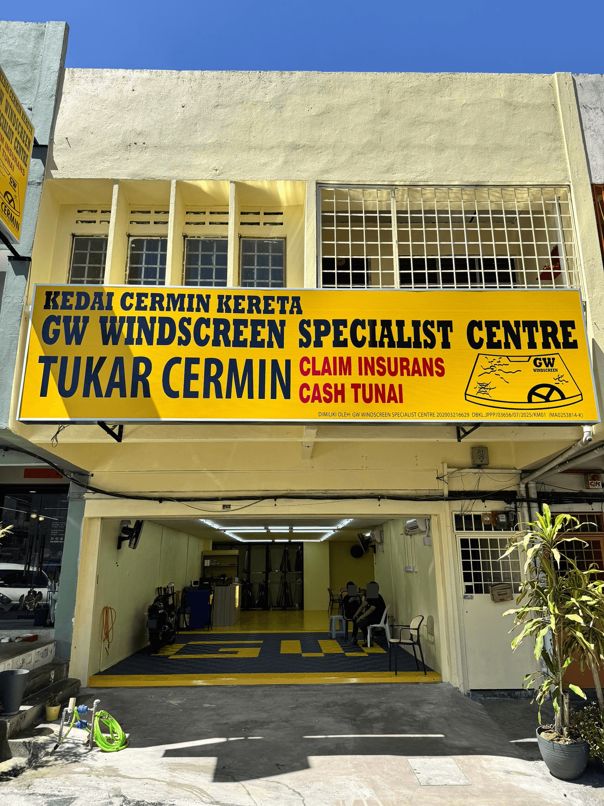 Papan tanda GW WINDSCREEN dan pintu masuk bengkel di cawangan Cheras.