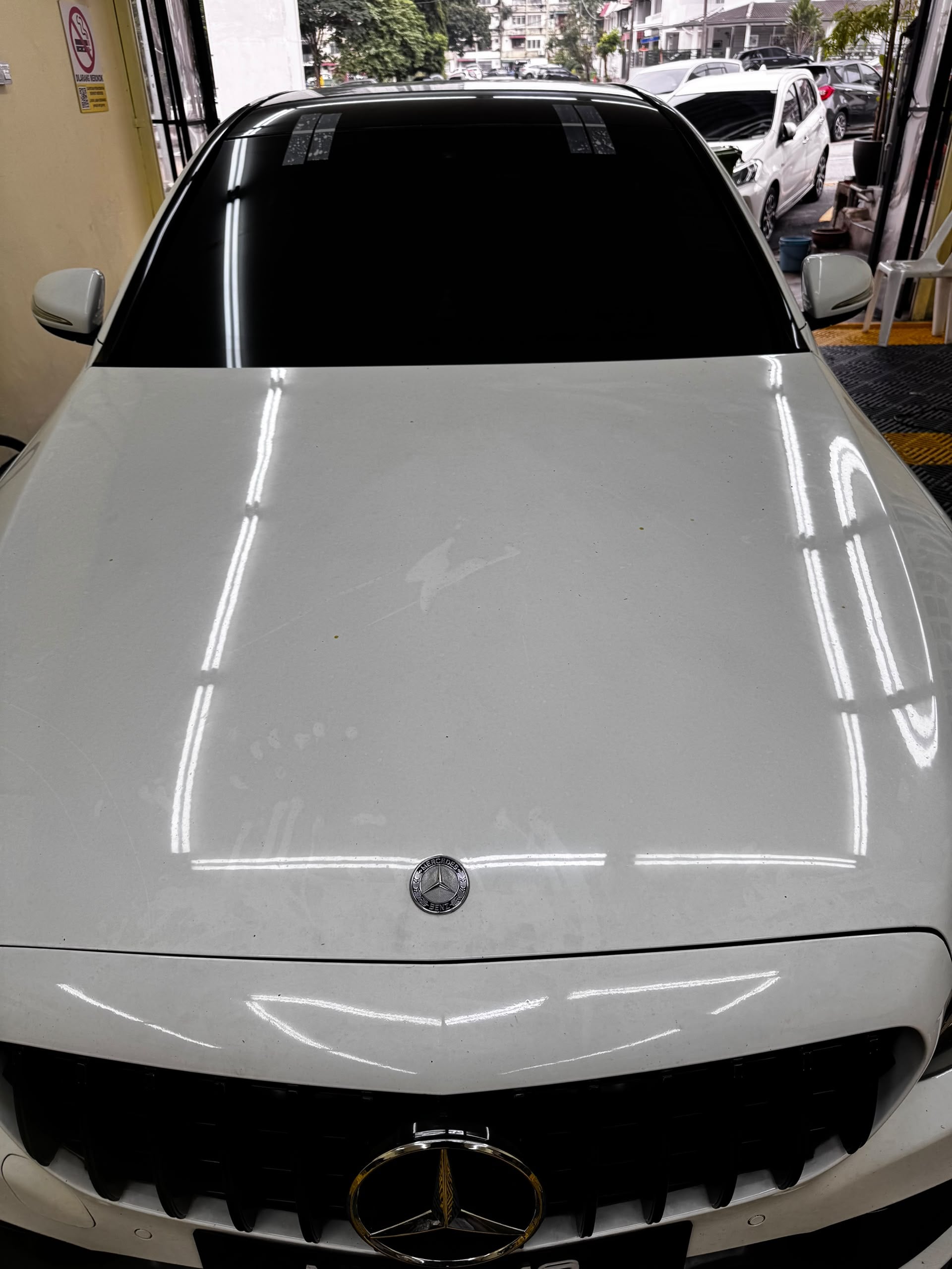 Pandangan hadapan Mercedes putih selepas windscreen siap dipasang di SIFU CERMIN Cheras.