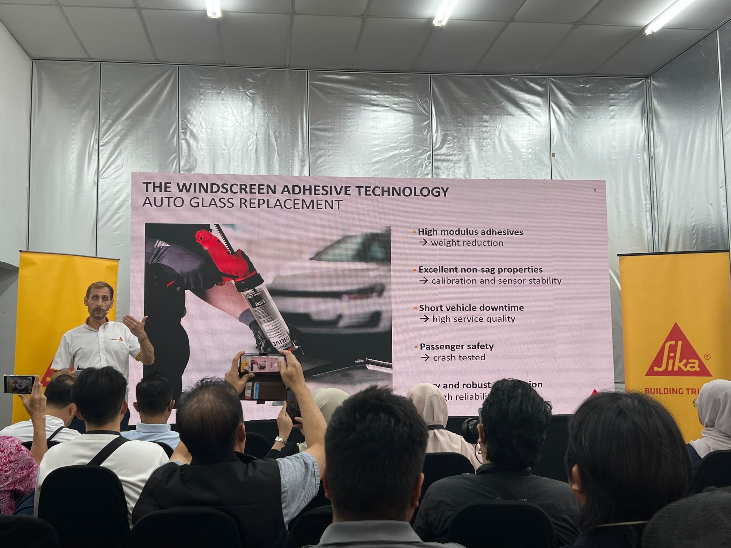 Pembentangan teknikal Sika mengenai teknologi pelekat windscreen dan penggantian kaca automotif.